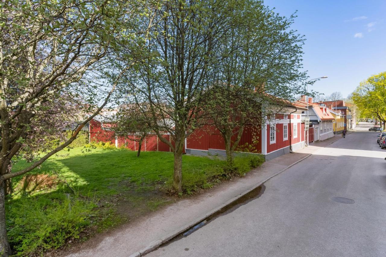 Gardshuset Mitt I Centrala Gaevle Exterior photo